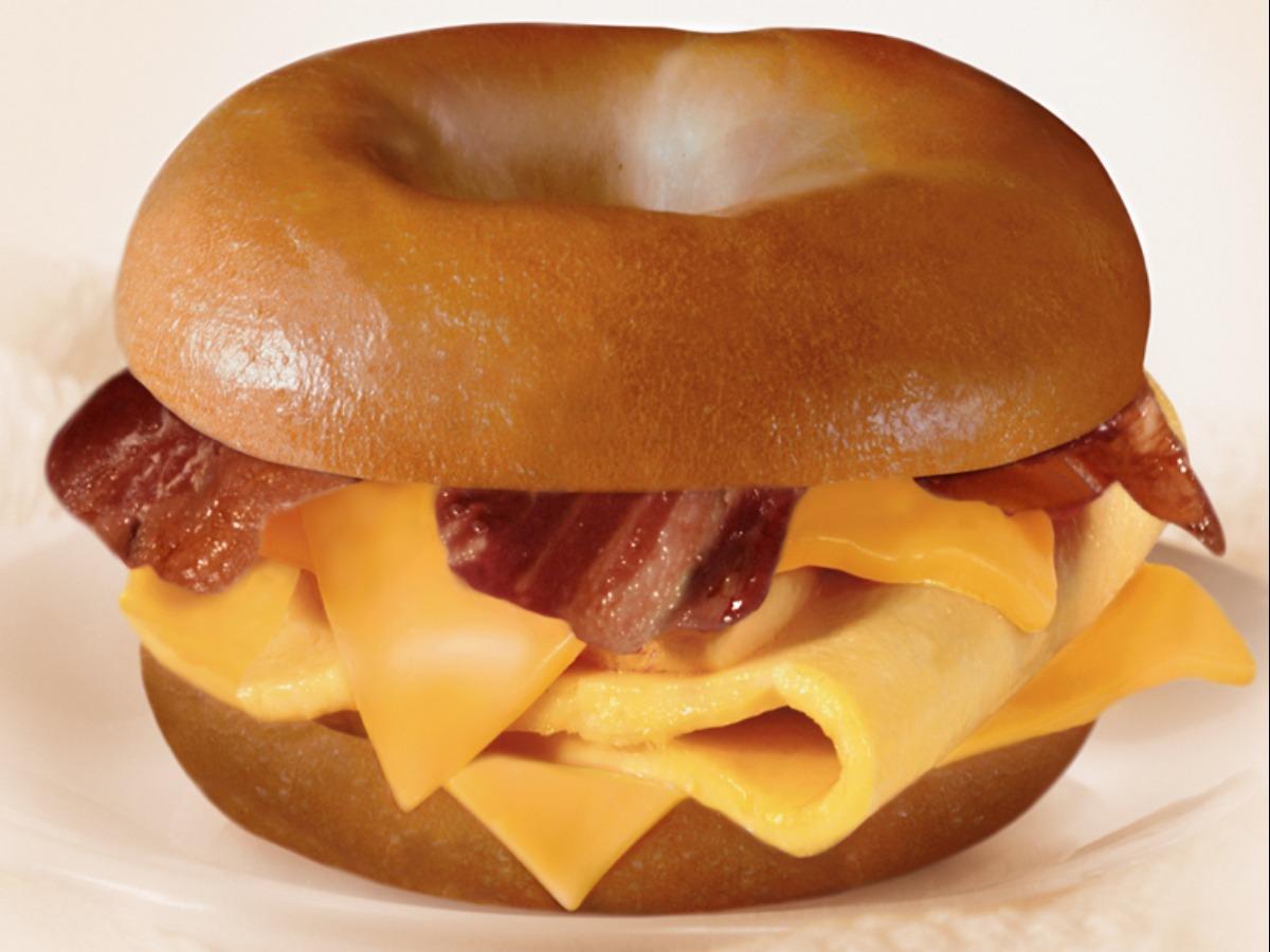 bacon egg and cheese bagel calories dunkin donuts