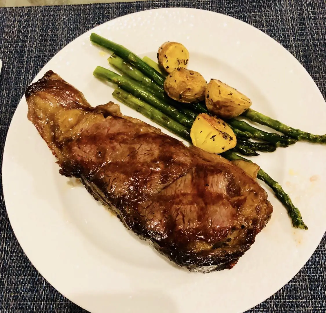 [Homemade] Dry Aged New York Strip Steak with Grilled asparagus and ...