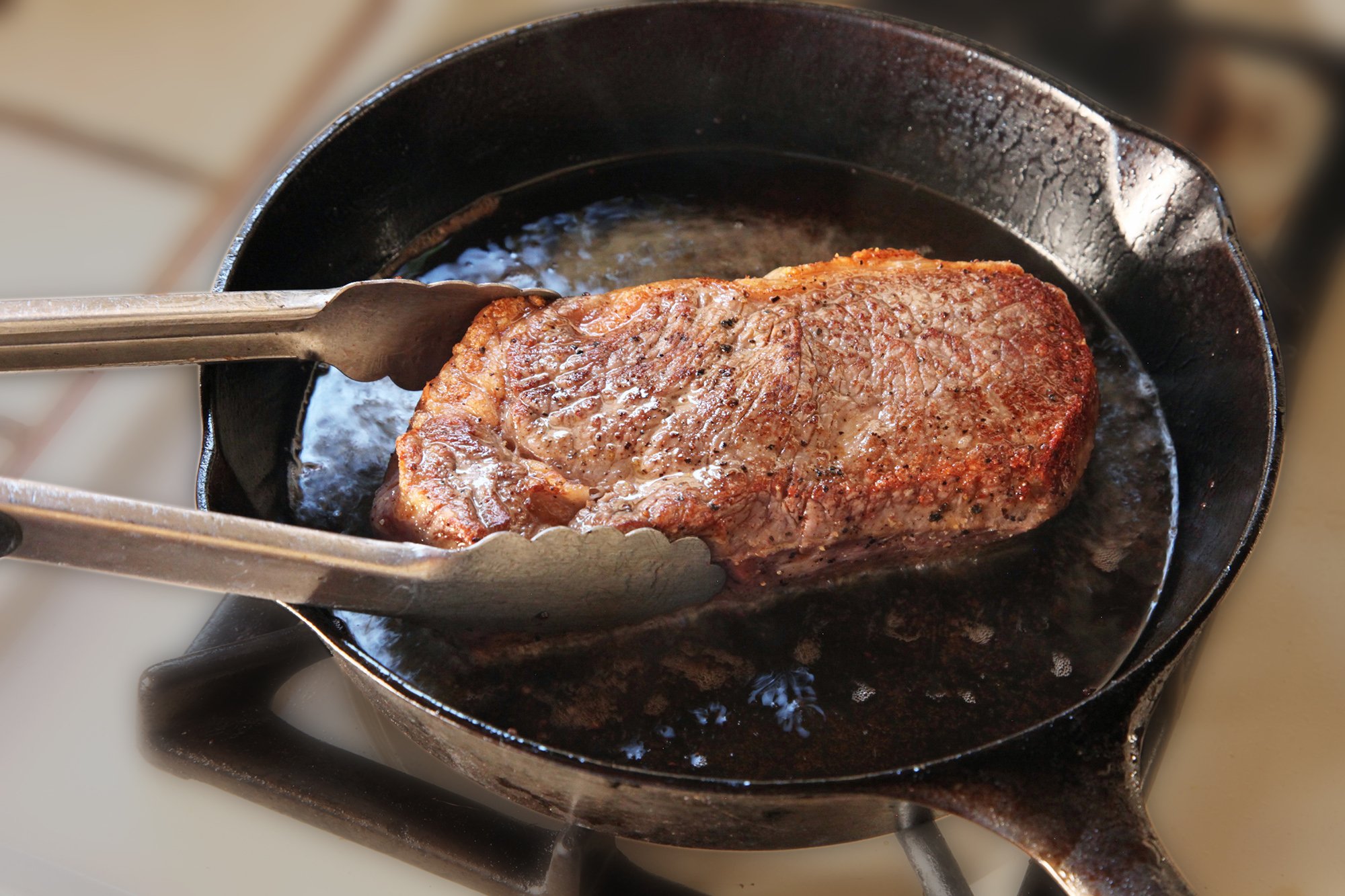 searing steak cast iron skillet