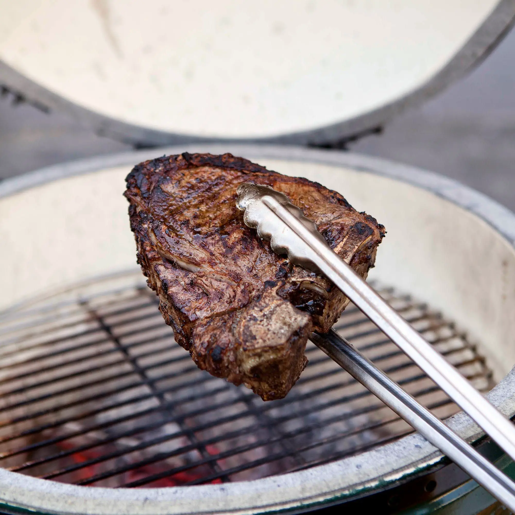Whats the Difference Between a Gas Grill and a Charcoal Grill?